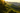 Sonnenaufgang über einer grünen Bergenlandschaft