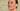 Braunhaarige Frau mit zurückgesteckten Haaren und dunkelgrünen Augen Make-up in seitlicher Ansicht und geschlossenen Augen