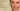Aufnahme des Gesichts einer braunhaarigen Frau mit dezenten Make-up die frontal in die Kamera blickt