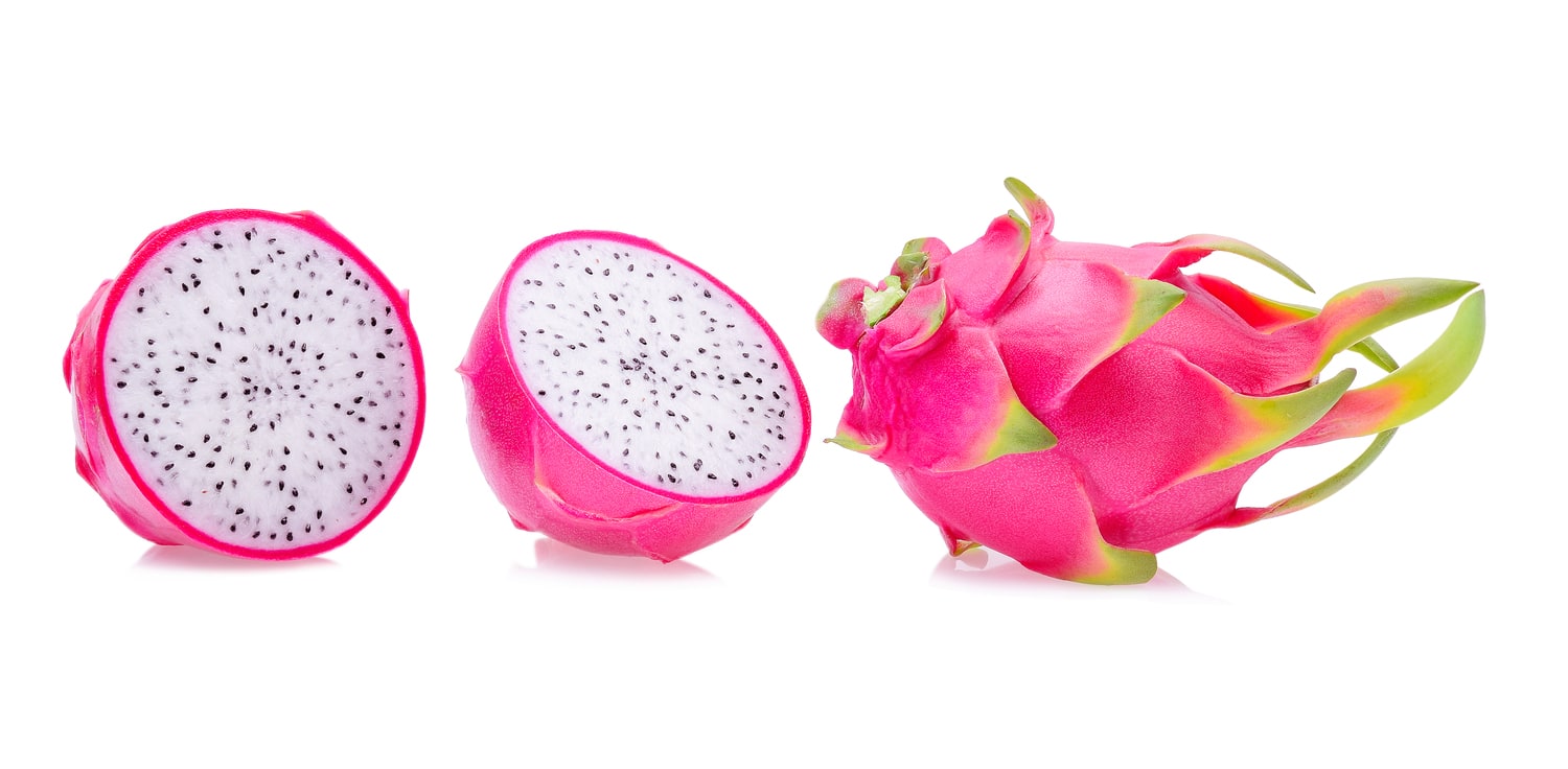Drachenfrucht enthält wertvolle Vitamine und Mineralstoffe Aufgeschnittene pinke Drachenfrucht mit zwei einzelnen Hälften und einer ganzen Drachenfrucht auf weißem Hintergrund