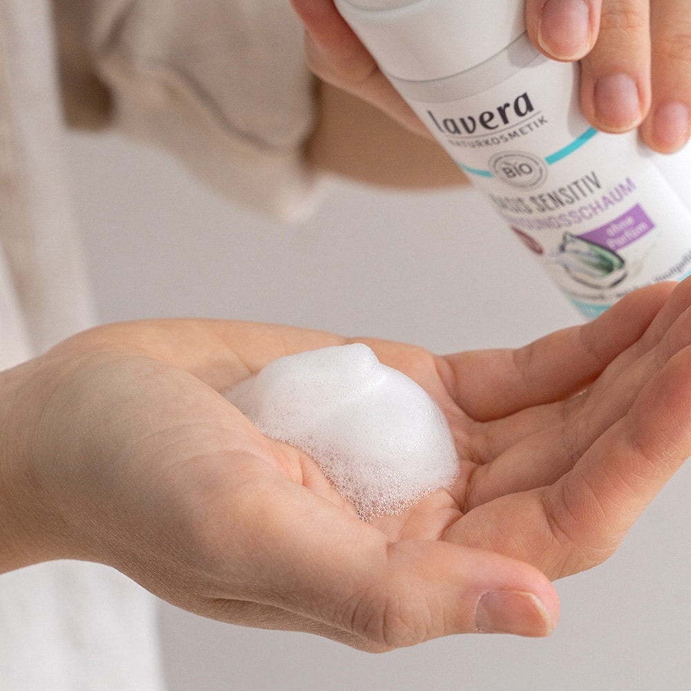 lavera Naturkosmetik basis sensitive Reinigungsschaum wird in die Hand gegeben