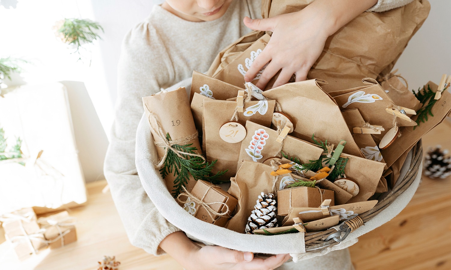 Ein Kind hält eine Schüssel voll mit selbstgebastelten Adventskalendertüten