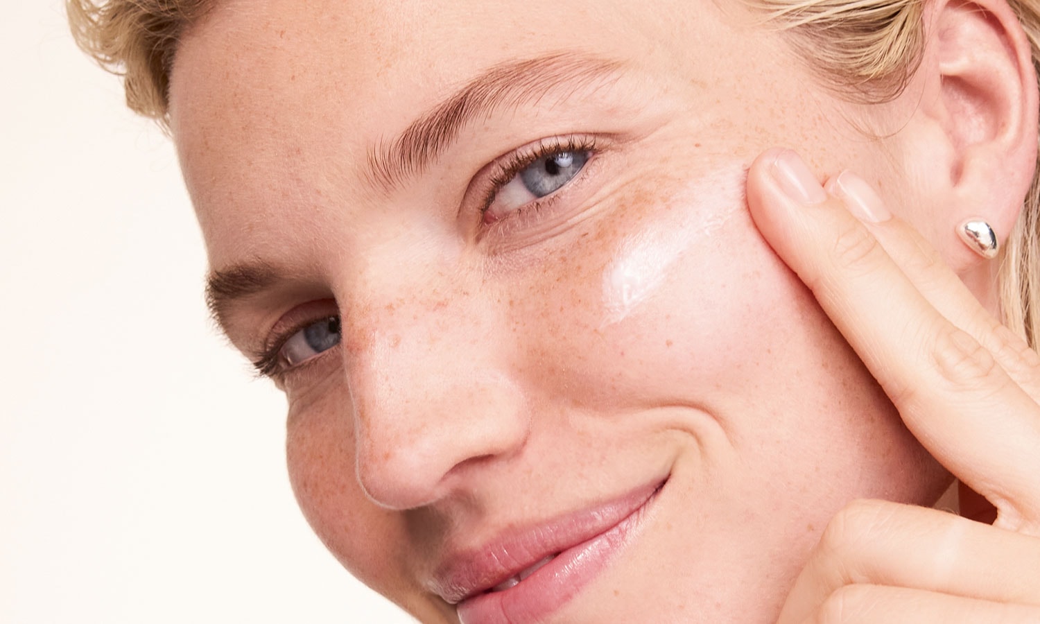 Cream is applied to the cheek Cream is applied to the cheek