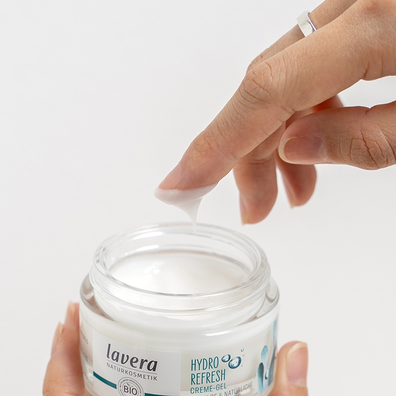 lavera Naturkosmetik hydro refresh Creme in der Anwendung