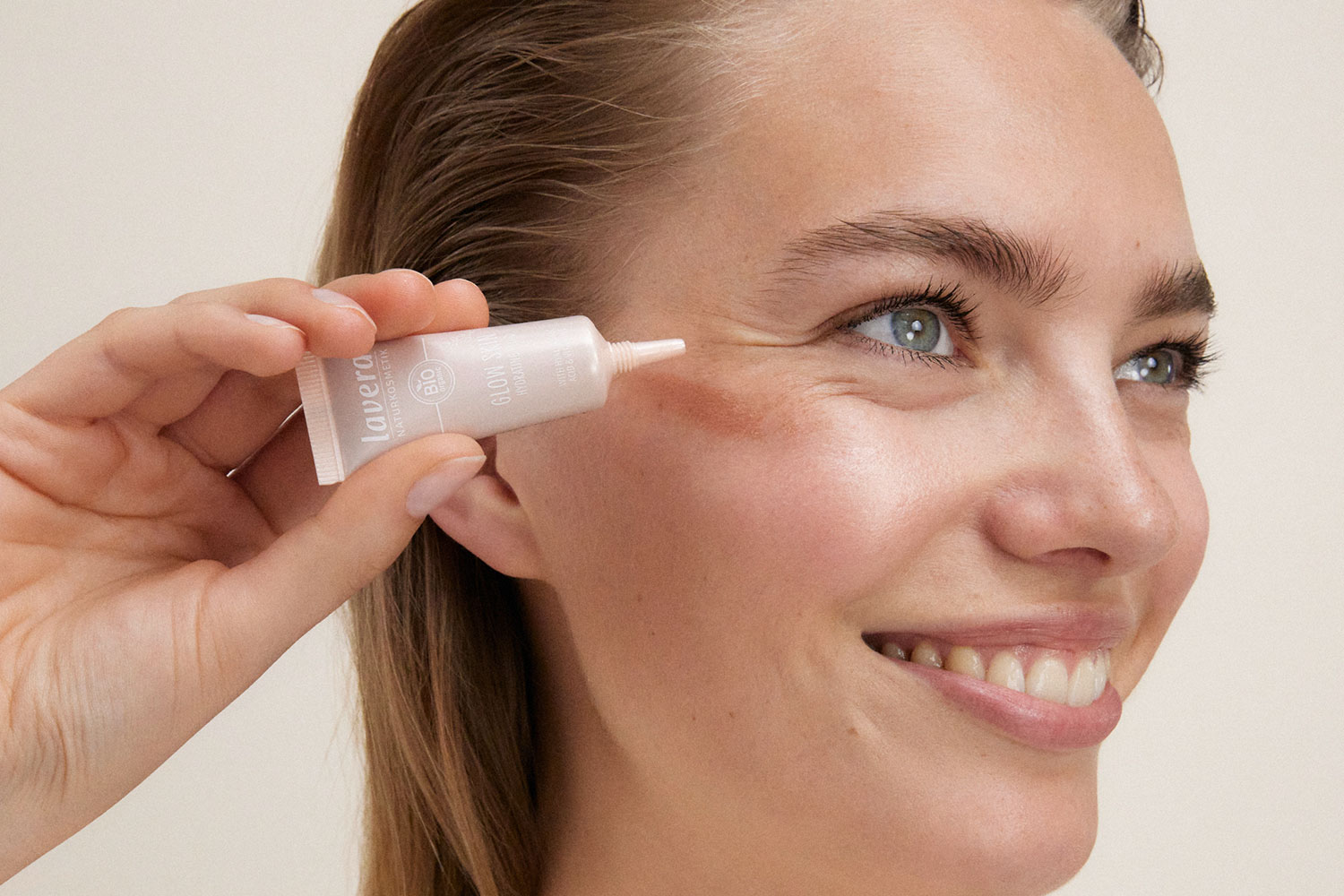 GLOW-CORE-ASTRID-HYDRATING-FLUID-IN-HAND-IN-USE