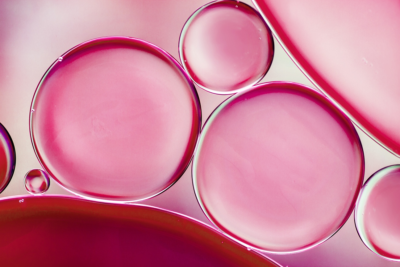 Pflanzliche Ceramide für mehr Spannkraft & Elastizität Nahaufnahme von pinken und rosa runden Bubbles