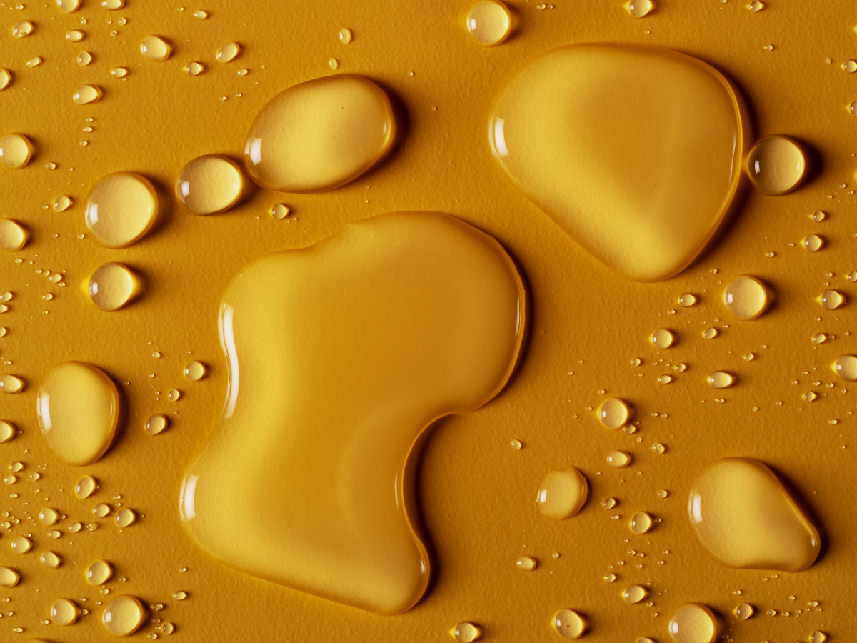 Wassertropfen auf einem gelben Hintergrund