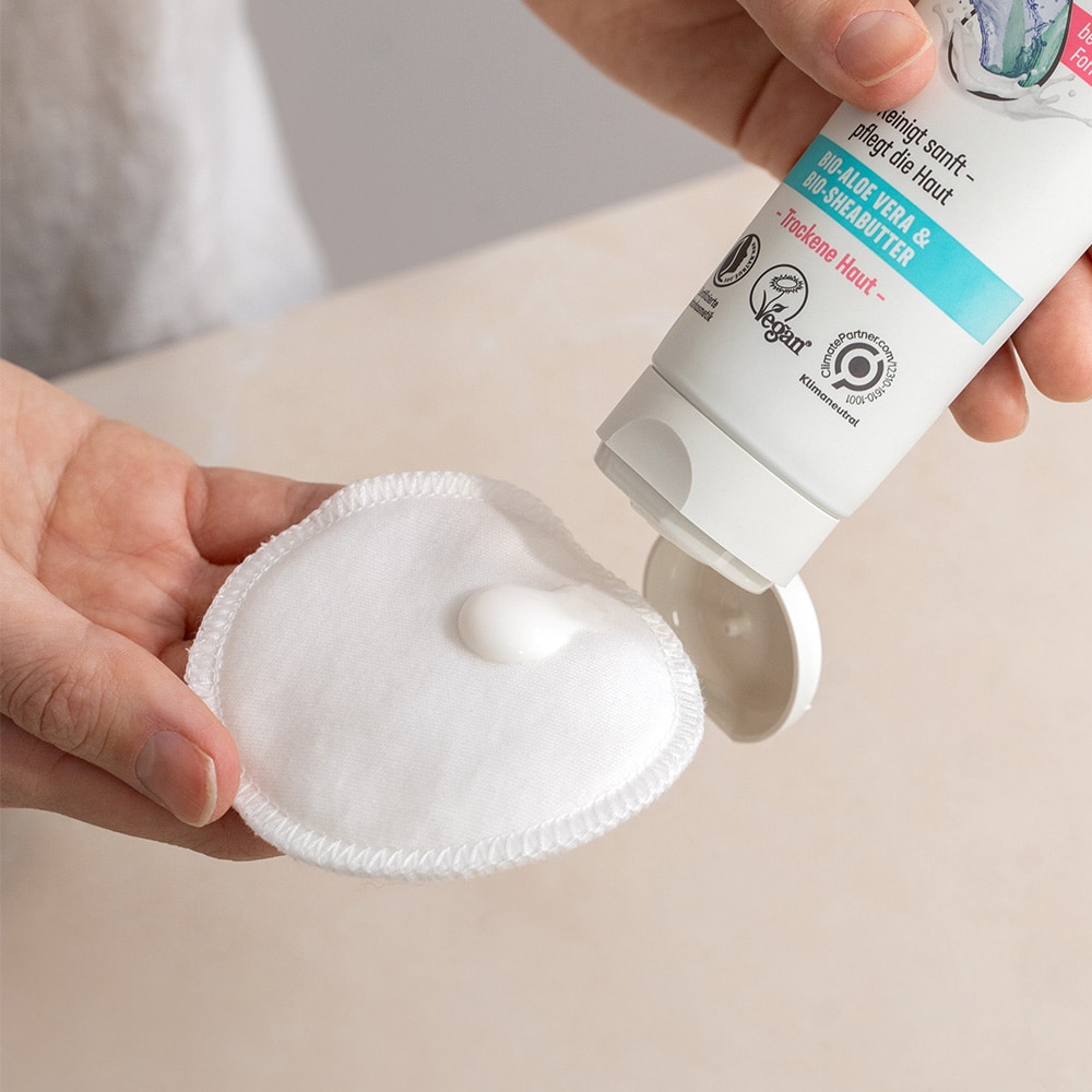 lavera Naturkosmetik basis sensitive Reinigungsmilch wird auf ein Wattepad gegeben