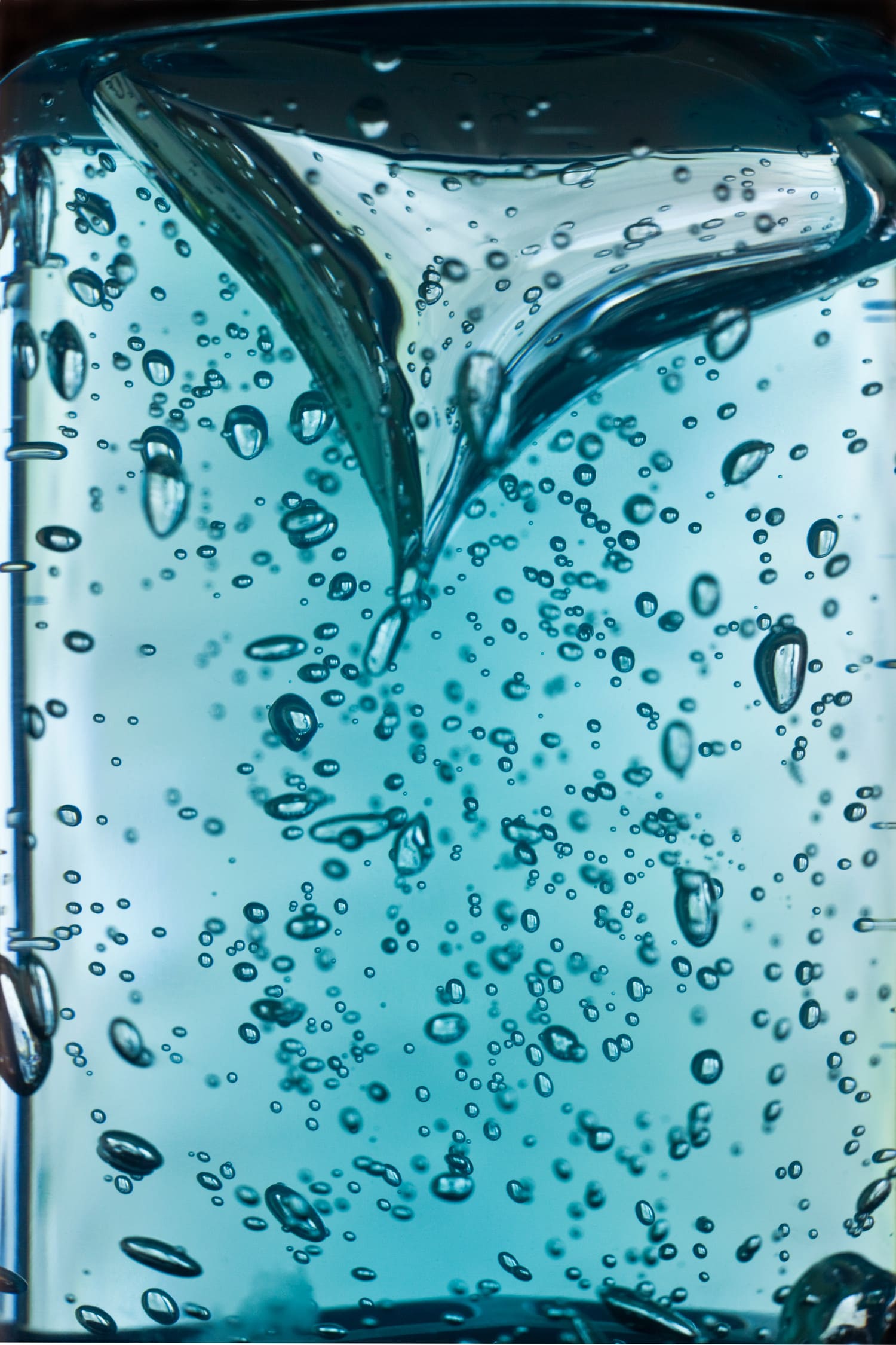 Hyaluronsäure in lavera Naturkosmetik mindert Falten Nahaufnahme eines Reagenzglases mit hellblauem Gel und Luftblasen