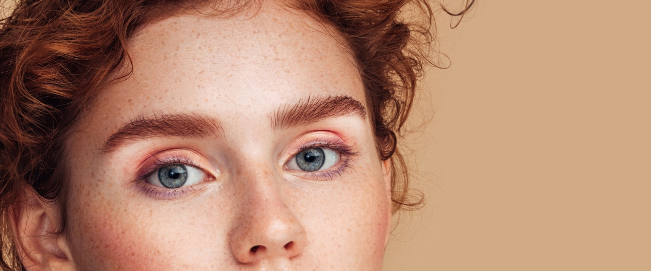 Strahlende Augen für diesen Look Nahaufnahme einer jungen rothaarigen Frau mit leicht geschminkten Augen