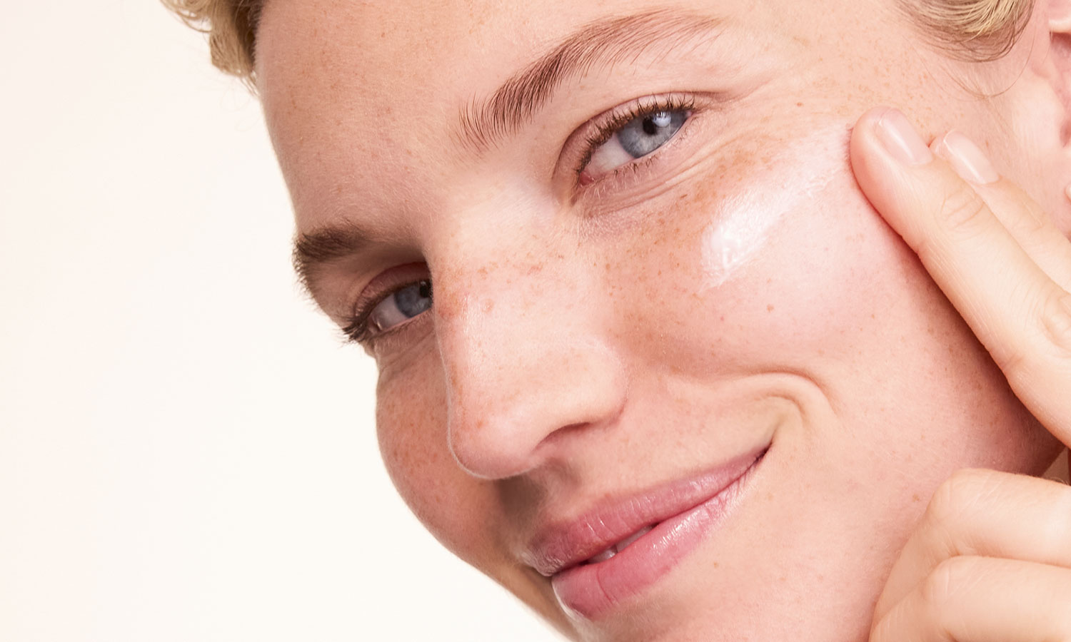 Cream is applied to the cheek Cream is applied to the cheek