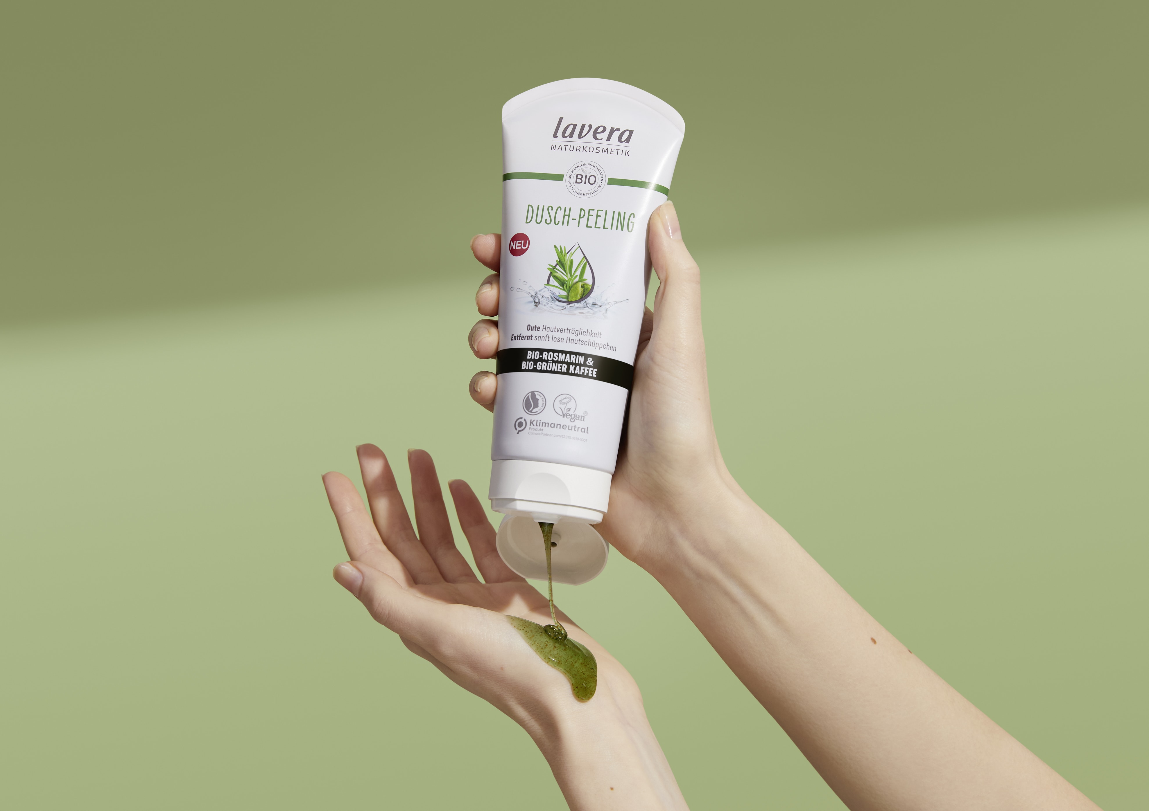 lavera Dusch-Peeling Eine Person gibt etwas vom lavera Dusch-Peeling auf ihre Hand.
